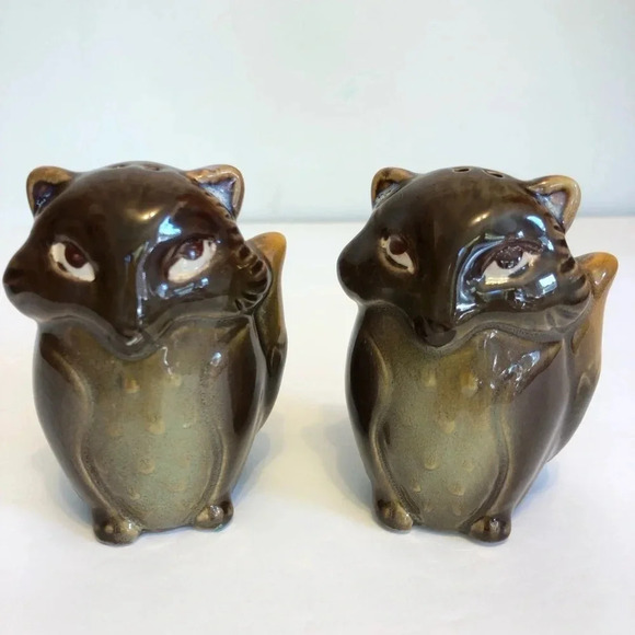 Salt and pepper shakers - Picture 1 of 2